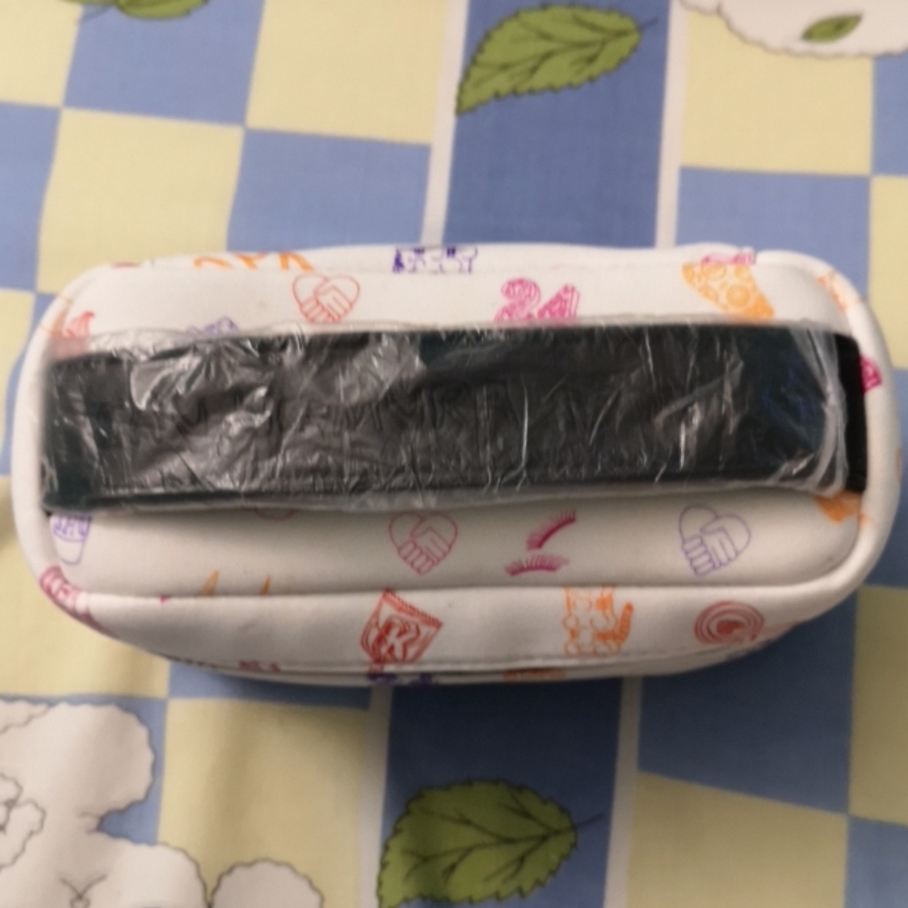Small cosmetics case - Picture 2 of 3